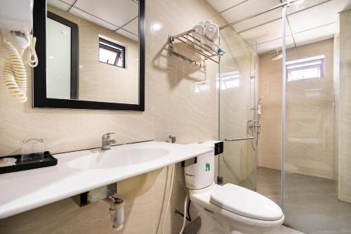 bagno con lavandino, servizi igienici e specchio di Đức Hiếu 1 a Hanoi