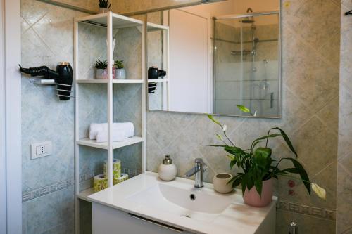 ein Bad mit einem Waschbecken und einem Spiegel in der Unterkunft La Terrazza Imperiale in Rom