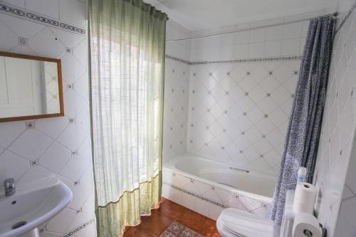 a bathroom with a tub and a toilet and a sink at BBTK Bed and Bike in Málaga