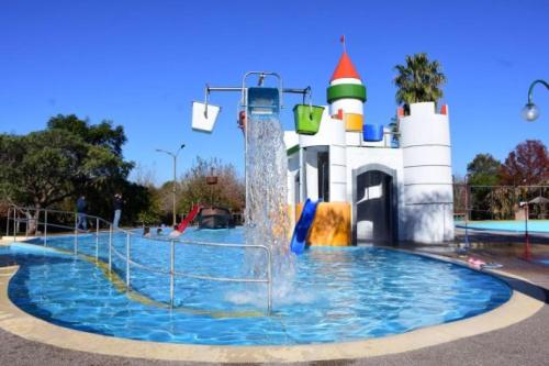 un parc aquatique avec un toboggan et un château d'eau dans l'établissement Hotel Marcos Dayman, à Termas del Daymán