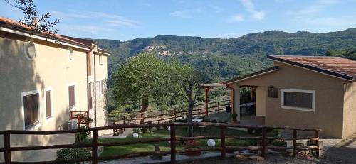 Casa con balcón con vistas a las montañas en Agriturismo Nonno Ninuccio, en Gioi