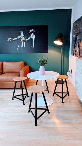 Et opholdsområde på Rooftop Art Apartment, E-Roller,Ausblick,WLAN,TV