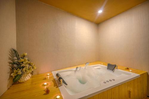 een bad met een wastafel in de kamer bij Lupo Libero Hotel Spa in Antalya