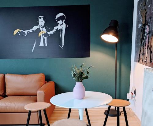 Et opholdsområde på Rooftop Art Apartment, E-Roller,Ausblick,WLAN,TV