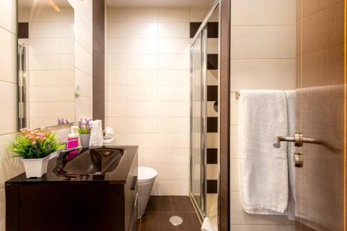 een badkamer met een wastafel, een toilet en een douche bij Casa dos Arcos BlueSky Studio by CC 804 in Portimão