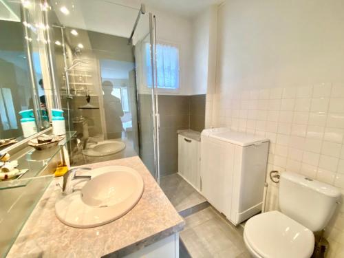 La salle de bains est pourvue de 2 lavabos, de toilettes et d'une douche. dans l'établissement Le Clos des Oliviers idéal curiste et travailleurs Cadarache, à Gréoux-les-Bains