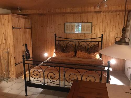 um quarto com uma cama num quarto com paredes de madeira em Tor zum Kandertal beim Niesen/Mülenen em Mülenen 