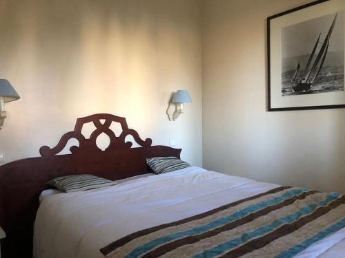 une chambre avec un lit et un tableau au mur dans l'établissement Fairway, à Deauville