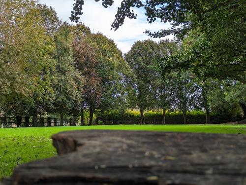 a park with trees and a table in the grass at Domaine de Coeurmandie - Hôtel Château in Bény-sur-Mer