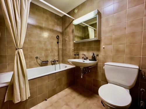 Koupelna v ubytování Pool and Sauna!San Bernardino Studio Apartment with free parking and wifi, Netflix account available!