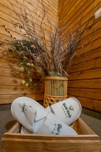 a wooden box with white socks and a vase at ȘURA LU' PĂTRU in Vulcan