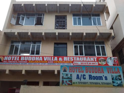 ein Gebäude mit einem Schild davor in der Unterkunft Buddha villa in Patna