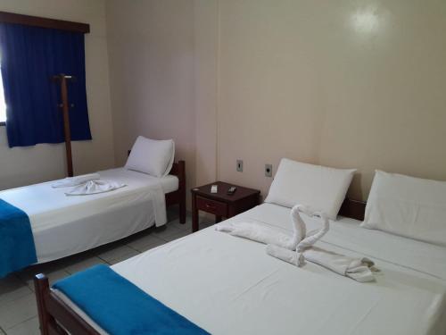 Habitación con 2 camas y toallas. en Pousada Ventos Do Mar, en Natal