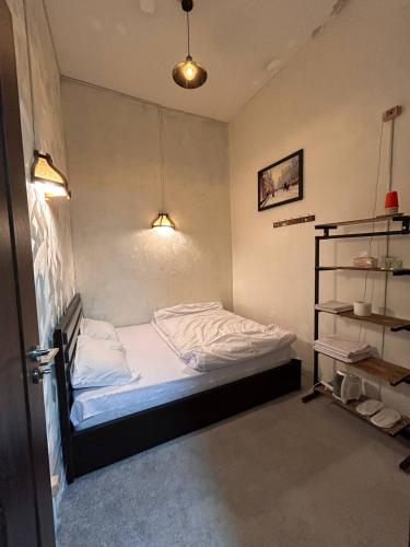 una piccola camera da letto con un letto in una stanza di My Friendly Hotel a Yerevan