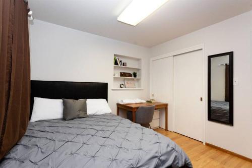 En eller flere senge i et værelse på SunHouse 1410sqft BBQ 3xTVs Pets W/D Backyard