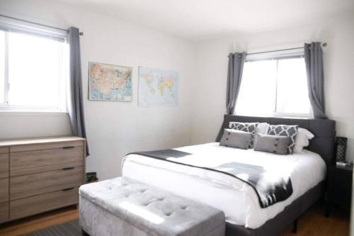 En eller flere senge i et værelse på SunHouse 1410sqft BBQ 3xTVs Pets W/D Backyard