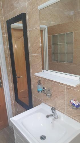 un baño con lavabo y espejo en Kaiselfcatering, en La Réunion