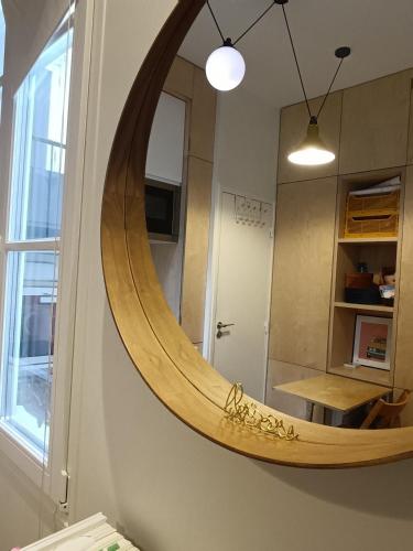 une salle de bain avec un miroir en bois au mur dans l'établissement Studio cosy Paris 6ème Bon Marché, à Paris