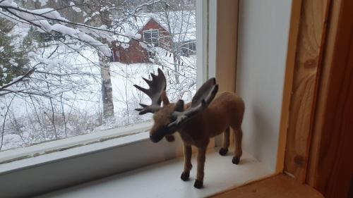 a figurine of a deer standing on a window sill at Vikinggård Cottages in Höljes