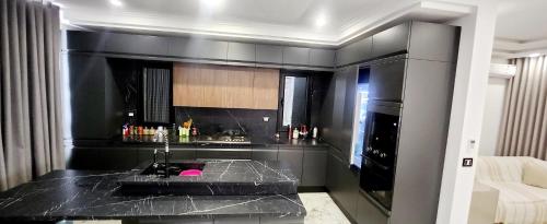 a kitchen with a black counter top in a room at Villa turquoise in Mezraya