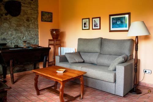 a living room with a couch and a table at Apartamentos El Cueto in Oviñana