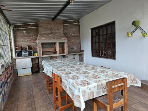 eine Küche mit einem Tisch und Stühlen im Zimmer in der Unterkunft CASA EN VAQUEROS SALTA CAPITAL PARA 8 PERSONAS in Vaqueros