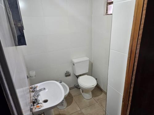 ein kleines Bad mit WC und Waschbecken in der Unterkunft CASA EN VAQUEROS SALTA CAPITAL PARA 8 PERSONAS in Vaqueros