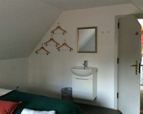 bagno con lavandino e specchio a parete di Villa Zira a Bjerringbro