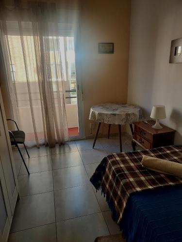 sypialnia z łóżkiem, stołem i oknem w obiekcie Cozy Private Room 1 w Walencji