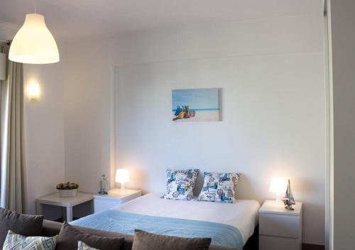 - une chambre avec un lit doté de draps et d'oreillers bleus dans l'établissement Casa dos Arcos BeachStudio by CC 904, à Portimão