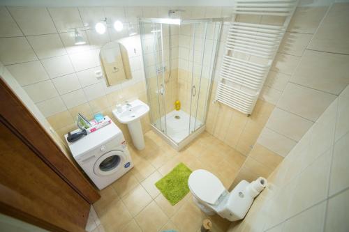 ein Bad mit einer Dusche, einem WC und einem Waschbecken in der Unterkunft Modern Relax Apartments in Warschau