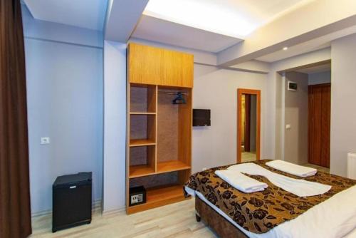 - une chambre avec un lit et des serviettes dans l'établissement Kral Suit Apartment & Hotel, à Istanbul