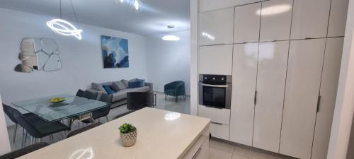 Η κουζίνα ή μικρή κουζίνα στο JTower Royal Suites - Alefimmoed