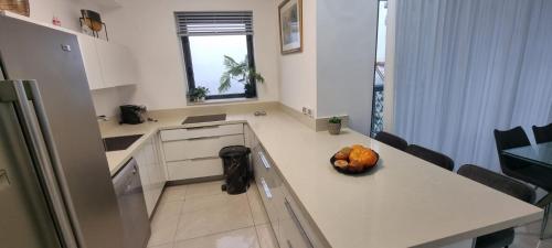 Η κουζίνα ή μικρή κουζίνα στο JTower Royal Suites - Alefimmoed