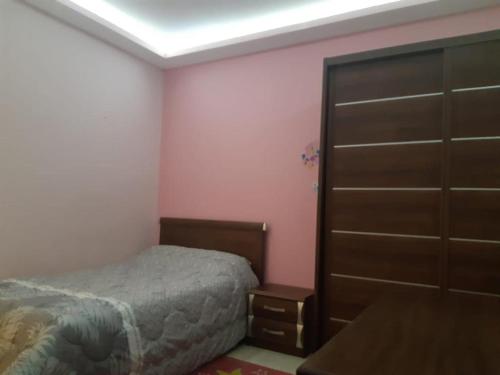 una camera con un letto e un grande armadio di Cairo next door a Obour