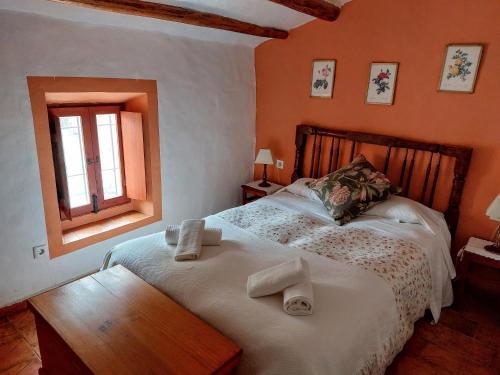 a bedroom with a bed with towels on it at H Rural Molino del Rio Argos in Benablón