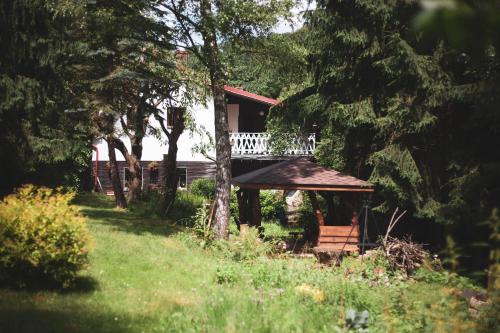 una casa con terraza en medio de un patio en Markowy Dom en Jugowice