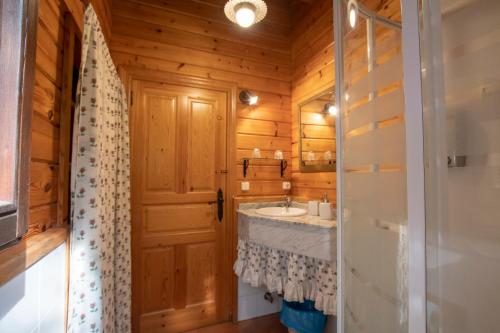 La salle de bains est pourvue d'un lavabo et d'un miroir. dans l'établissement Apartamentos El Cueto, à Oviñana