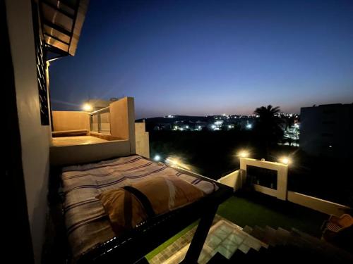 een kamer met een bed op een balkon 's nachts bij Vinayak Homestays in Bhopal