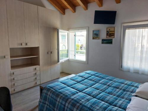 Schlafzimmer mit einem Bett und einem Fenster in der Unterkunft Casa Mancappello in Montebelluna