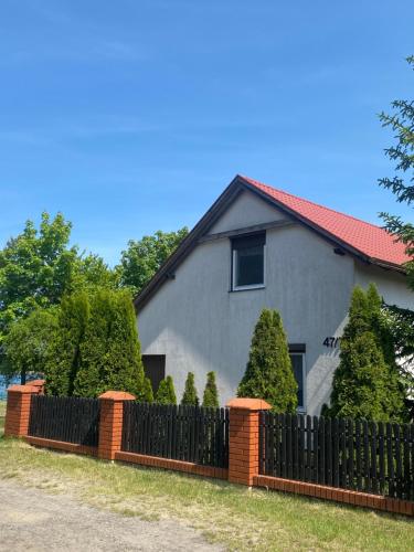 Dom z kominkiem nad jeziorem w Przybrodzinie