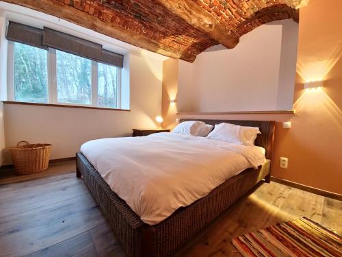 una camera da letto con un grande letto con lenzuola bianche di Chez Quiet, Chez Qalm, Chez Que4 a Durbuy