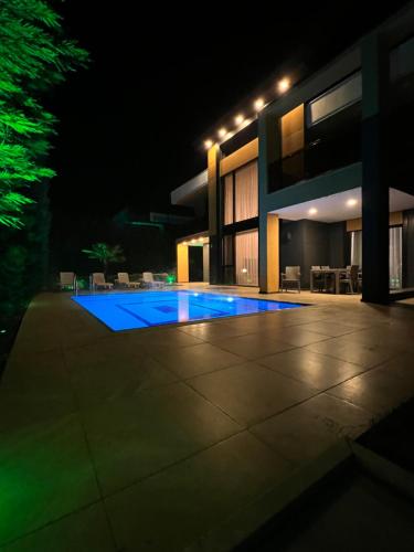una casa con piscina di notte di DSF Villas & SPA A4 a Sapanca
