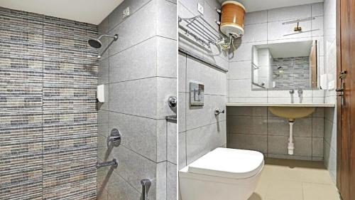 La salle de bains est pourvue de toilettes, d'un lavabo et d'une douche. dans l'établissement Boutique Hotel Blue shine Noida, à Noida