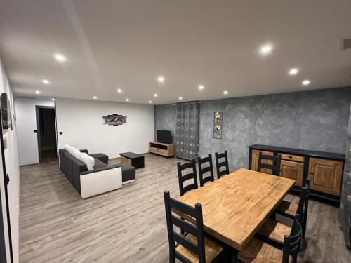 un salon avec une table en bois et un canapé dans l'établissement maison guy, à Priay