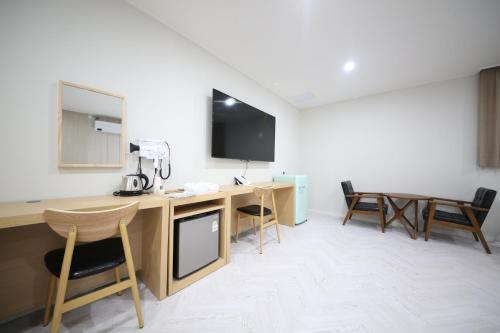Dapur atau dapur kecil di HARU Hotel