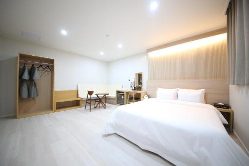 Katil atau katil-katil dalam bilik di HARU Hotel