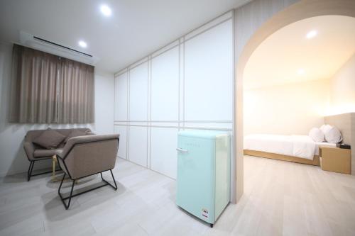 Ruang duduk di HARU Hotel