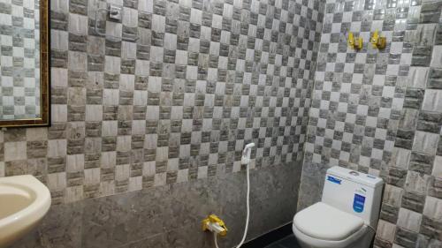 bagno con servizi igienici e lavandino di ARNAV GUEST HOUSE a Gorakhpur