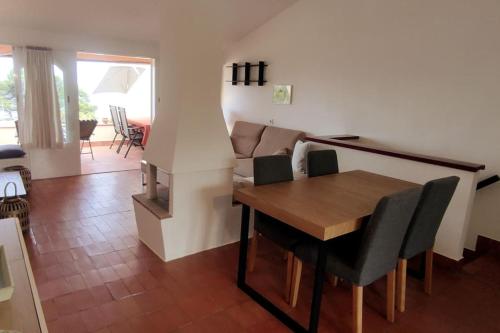uma sala de estar com uma mesa e um sofá em Apartamento Castillo mit Meeresblick em Calpe